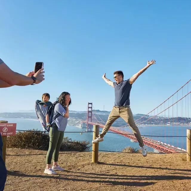 A group taking photos at the 金门大桥